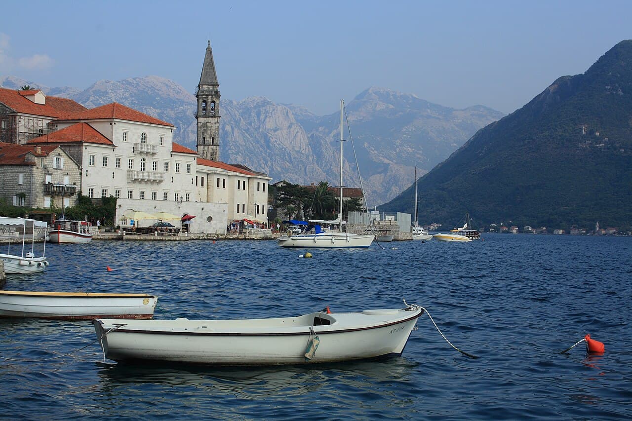 Das Küstenstädtchen Perast in der Bucht von Kotor