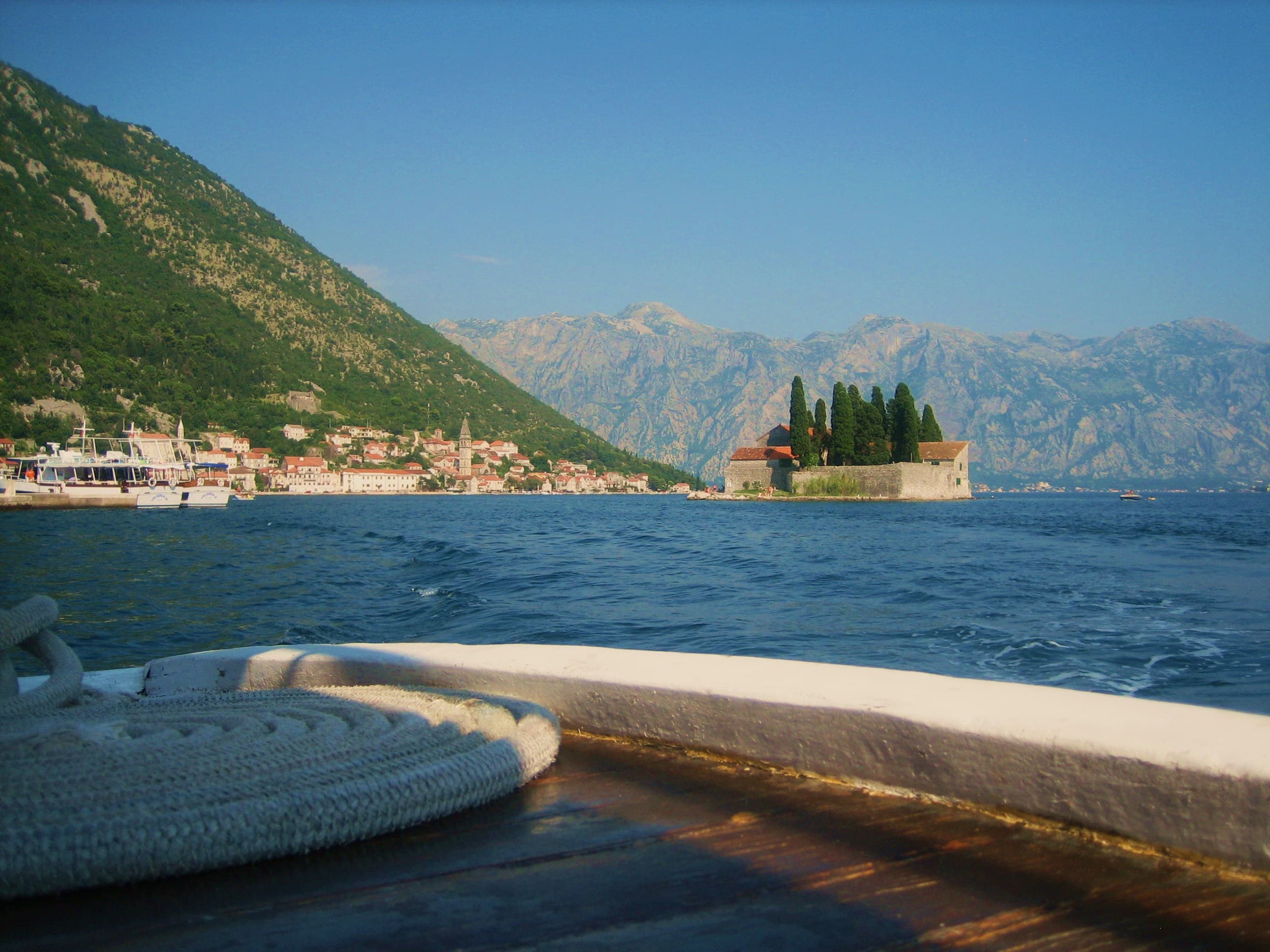 Blick von einem Ausflugsboot auf Perast und die Insel Sveti Đorđe