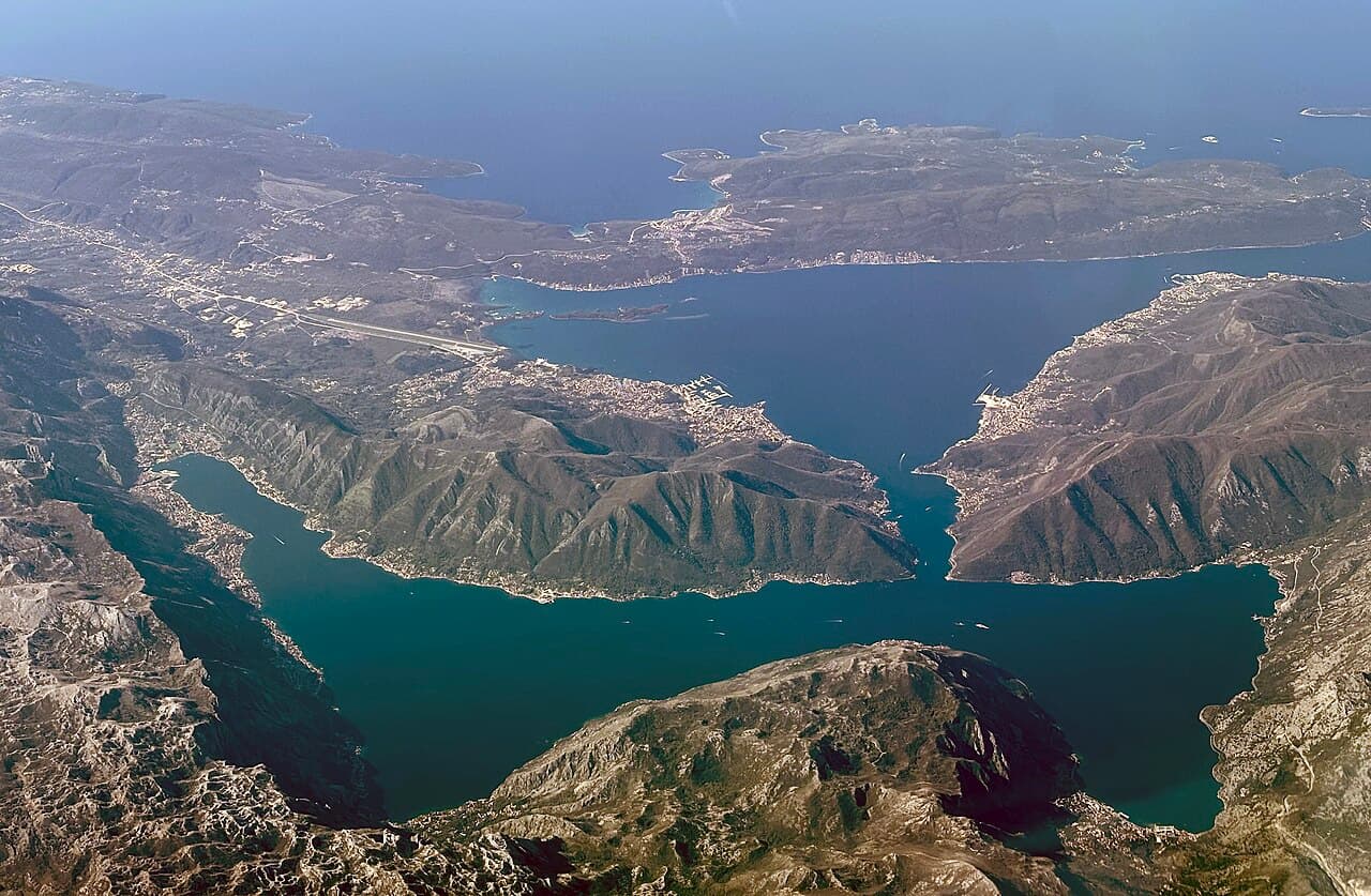 Luftaufnahme der Altstadt von Kotor zwischen Bergen und Bucht