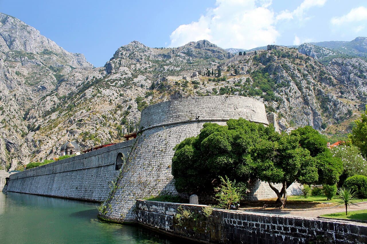 Blick von der Stadtmauer über die Bucht von Kotor